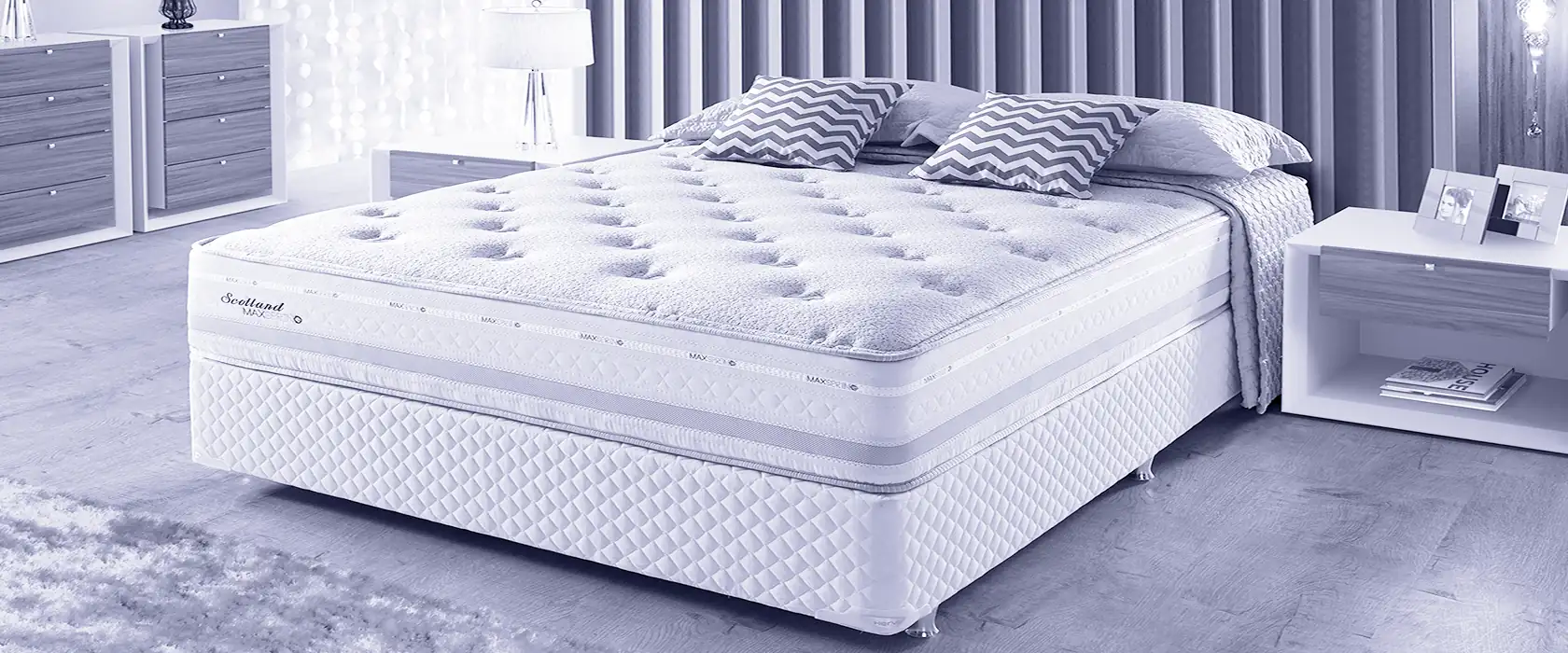 Cama box com colchão em quarto claro