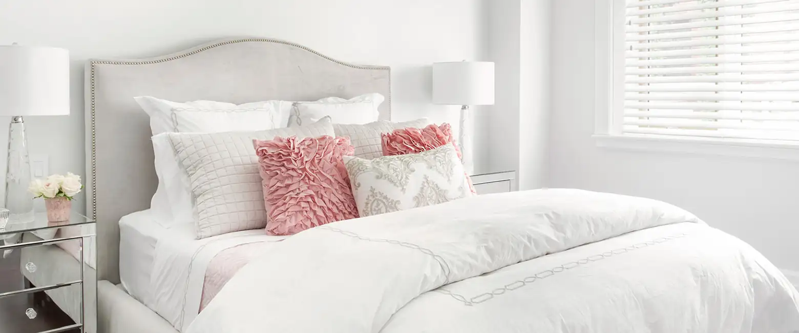 Quarto claro com colchão e travesseiros